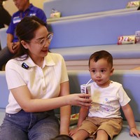 Istri Raffi Ahmad itu mengaku pertama kali mengunjungi pabrik susu dan mendapatkan banyak hal baru tentang pengolahan susu. Aku jadi tahu tentang pentingnya pemilihan jenis sapi dan perlakuannya agar menghasilkan susu terbaik. Juga proses pengolahannya yang berteknologi tinggi serta higienis, hingga akhirnya menghasilkan susu yang segar dan menyehatkan. Bahkan kotoran sapi pun diolah dan dimanfaatkan dengan baik sehingga tidak menambah limbah di sekitar. Ini merupakan edukasi yang bagus banget buat aku dan Cipung,” terang Nagita. Foto: Dok. YouTube RANS