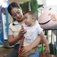 Nagita Slavina yang akrab disapa Gigi ingin memberikan edukasi tentang manfaat susu dan mengenalkan proses pengolahan susu kepada Cipung. Akuu seneng banget hari ini bisa ajak Cipung untuk melihat-lihat peternakan sapi dan proses pengolahan susu sapi MilkLife di Subang. Harapannya mereka makin suka minum susu,” kata Gigi. Foto: Dok. Istimewa