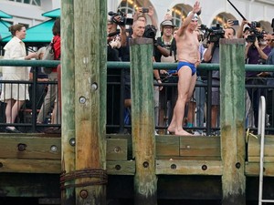 Pria Inggris Berenang di Sepanjang 500 Kilometer Sungai Hudson New York
