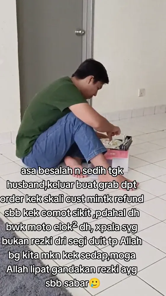 Pengemudi Ojol Ini Lahap Kue Hancur yang Dikembalikan Pelanggan