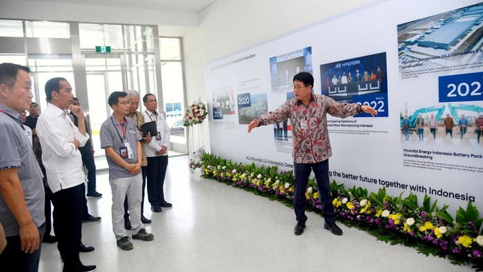 Presiden Joko Widodo meninjau langsung pabrik baterai mobil listrik PT Hyundai LG Industry (HLI) Green Power di Kabupaten Karawang, Provinsi Jawa Barat, pada Kamis, 14 September 2023.