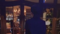 Olla Ramlan megenakan rok dengan belahan yang tinggi. Foto: Instagram Olla Ramlan
