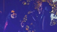Olla Ramlan begitu menikmati malam itu. Foto: Instagram Olla Ramlan