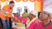 Tak hanya itu, para pasien yang rata-rata berusia lanjut juga diberikan bingkisan sebagai tanda kasih perusahaan terhadap warga sekitar.