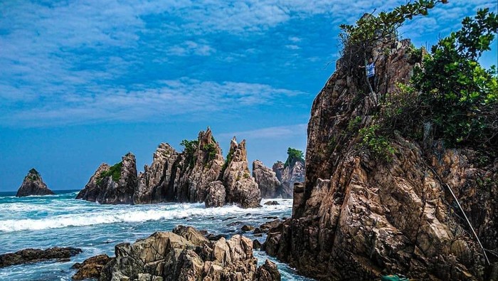 Pantai Gigi Hiu Lampung