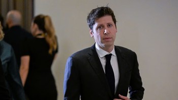CEO ChatGPT Sam Altman yang paling jadi perhatian juga datang. Sejak munculnya Open AI serta chatbot seperti ChatGPT yang menarik banyak investasi serta pengguna, Kongres AS mengkhawatirkan dampak buruk dari keberadaan AI tersebut. Foto: REUTERS/Craig Hudson