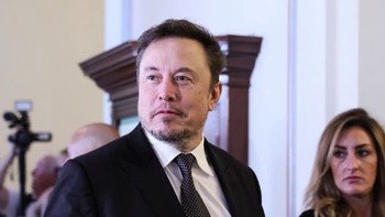 Detik-detik Elon Musk tiba di rapat dengar pendapat Artificial Intelligence (AI) Insight Forum yang digelar para senator di US Capitol di Washington DC, AS. Elon bilang perlu ada wasit hukum untuk mengawasi penggunaan AI. (Foto: REUTERS/Leah Millis)