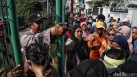 Kegiatan penyaluran bantuan sembako murah Kartu Jakarta Pintar Plus (KJP Plus) ini berlangsung sejak pagi.  