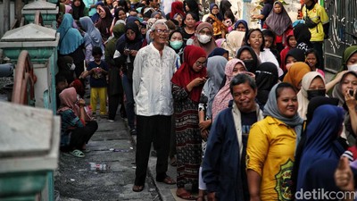 Antrean Sembako Subsidi Membludak di Jakarta Utara, Begini Situasinya