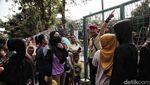 Antrean Sembako Subsidi Membludak di Jakarta Utara, Begini Situasinya