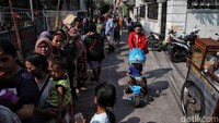 Adapun harga sembako murah ini dibanderol Rp 126.000 dan akan dipotong dari saldo KJP Plus milik masing-masing warga. Dengan harga tersebut, warga akan mendapatkan paket bantuan sembako berisi beras, daging sapi, telor ayam, daging ayam, ikan kembung, dan susu.  