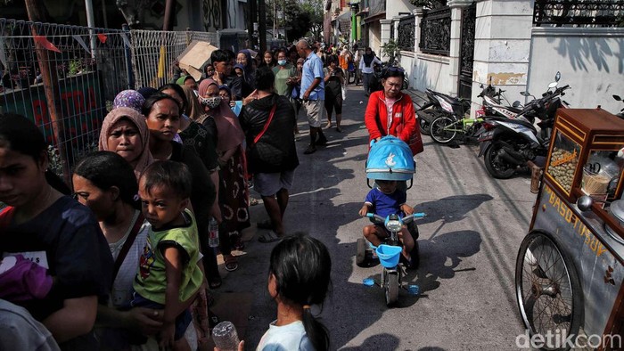 Ratusan warga antre paket sembako murah dalam program pangan bersubsidi di kawasan RPTRA Semper Barat, Jakarta Utara, Kamis (14/8/2023). Ini penampakannya.