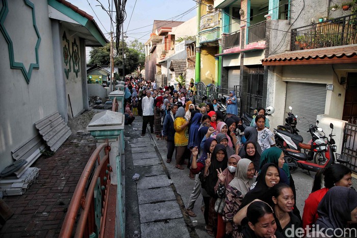 Ratusan warga antre paket sembako murah dalam program pangan bersubsidi di kawasan RPTRA Semper Barat, Jakarta Utara, Kamis (14/8/2023). Ini penampakannya.