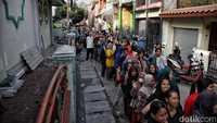 Warga antre paket sembako murah dalam program pangan bersubsidi di kawasan RPTRA Pesona Tipar, Semper Barat, Jakarta Utara, Kamis (14/9/2023).  