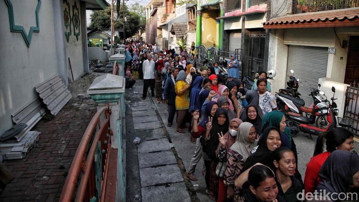 Parah, Antrean Sembako Subsidi Membludak di Jakarta Utara Ratusan warga antre paket sembako murah dalam program pangan bersubsidi di kawasan RPTRA Semper Barat, Jakarta Utara, Kamis (14/8/2023). Ini penampakannya.