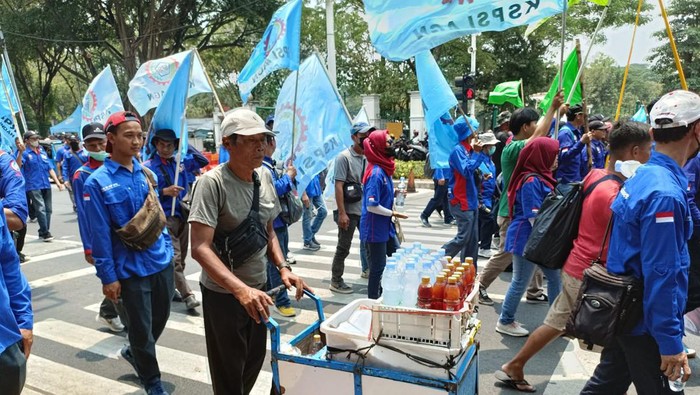 Pedagang di Demo Buruh