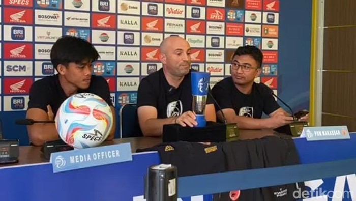 Pelatih PSM Makassar Bernardo Tavares melelang trofi pelatih terbaik Liga 1 2022/2023 miliknya.