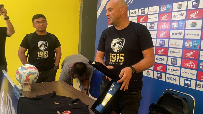 Pelatih PSM Makassar Bernardo Tavares melelang trofi pelatih terbaik yang diraihnya di Liga 1 musim 2022/2023.