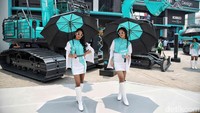 Hadirnya usher berparas manis ini membuat suasana outdoor pameran alat berat yang panas terik menjadi adem.