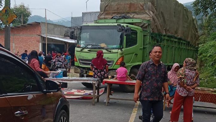 Warga Desa Perentak, Merangin, kembali blokade jalan lintas Merangin-Kerinci, Kamis (14/9).