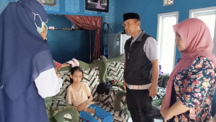 Pemerintah Desa Sukalarang saat mengunjungi Dewi di rumahnya