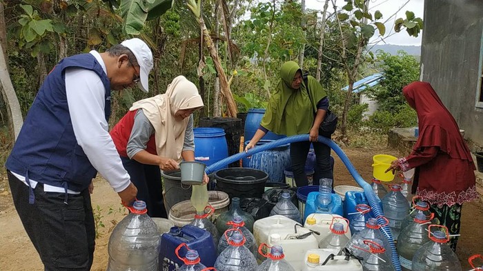 Pemkab Pacitan saat melakukan distribusi air bersih di Desa Sambong, Kecamatan Kota, Kamis (14/9/2023) siang.