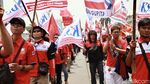 Aksi Massa Buruh Demo UU Ciptaker di Patung Kuda
