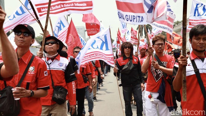Buruh menggelar demonstrasi di Patung Kuda, Jakarta, Kamis (14/9). Buruh menuntut agar Undang-Undang Nomor 6 Tahun 2023 tentang Cipta Kerja dibatalkan oleh MK.