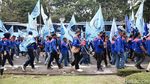 Aksi Massa Buruh Demo UU Ciptaker di Patung Kuda