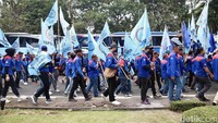 Buruh berkumpul di kawasan Patung Kuda dan menyampaikan tuntutannya.  