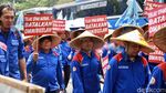 Aksi Massa Buruh Demo UU Ciptaker di Patung Kuda