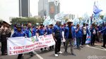 Aksi Massa Buruh Demo UU Ciptaker di Patung Kuda