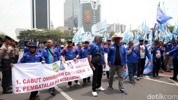 Buruh menggelar demonstrasi di Patung Kuda, Jakarta, Kamis (14/9). Buruh menuntut agar Undang-Undang Nomor 6 Tahun 2023 tentang Cipta Kerja dibatalkan oleh MK.