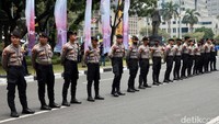 Aksi ini mendapat penjagaan dari petugas kepolisian.  