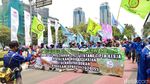 Aksi Massa Buruh Demo UU Ciptaker di Patung Kuda