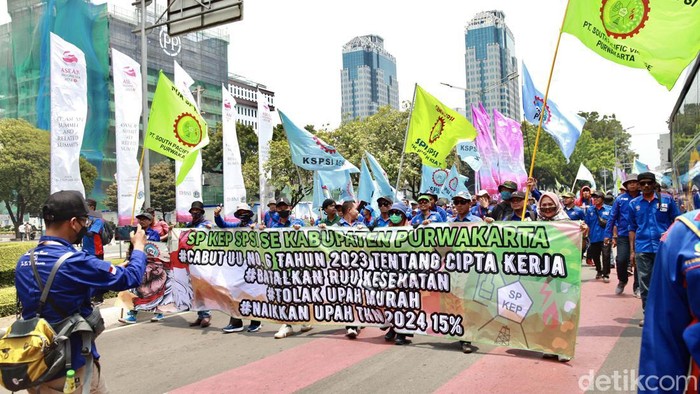 Buruh menggelar demonstrasi di Patung Kuda, Jakarta, Kamis (14/9). Buruh menuntut agar Undang-Undang Nomor 6 Tahun 2023 tentang Cipta Kerja dibatalkan oleh MK.