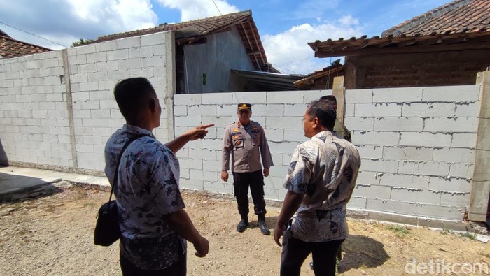 Penembokan akses jalan tetangga yang kembali terjadi di Ponorogo.