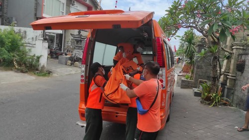 Evakuasi pria yang ditemukan tewas di kamar kosnya, Jalan Gunung Soputan, Denpasar Barat, Kamis (14/9/2023).