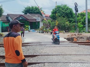 Cerita Warga Ketandan Klaten 3 Tahun Saweran Bayar Penjaga Perlintasan KA