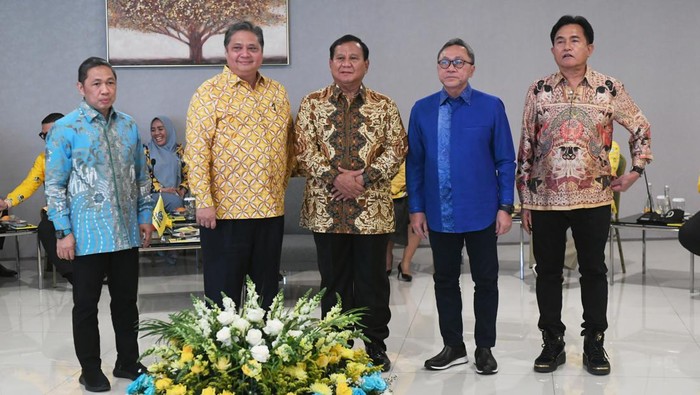 Ketua Umum Partai Gerindra Prabowo Subianto (tengah) bersama Ketua Umum Partai Golkar Airlangga Hartarto (kedua kiri), Ketua Umum PAN Zulkifli Hasan (kedua kanan), Ketua Umum PBB Yusril Ihza Mahendra (kanan),  dan Ketua Umum Partai Gelora Anis Matta (kiri) berjabat tangan saat melakukan pertemuan di DPP Partai Golkar, Jakarta, Kamis (14/9/2023). Pertemuan para ketua umum partai pengusung Prabowo Subianto sebagai calon presiden itu membahas program Koalisi Indonesia Maju jelang Pilpres 2024. ANTARA FOTO/Hafidz Mubarak A/tom.
