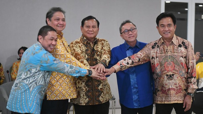 Ketua Umum Partai Gerindra Prabowo Subianto (tengah) bersama Ketua Umum Partai Golkar Airlangga Hartarto (kedua kiri), Ketua Umum PAN Zulkifli Hasan (kedua kanan), Ketua Umum PBB Yusril Ihza Mahendra (kanan),  dan Ketua Umum Partai Gelora Anis Matta (kiri) berjabat tangan saat melakukan pertemuan di DPP Partai Golkar, Jakarta, Kamis (14/9/2023). Pertemuan para ketua umum partai pengusung Prabowo Subianto sebagai calon presiden itu membahas program Koalisi Indonesia Maju jelang Pilpres 2024. ANTARA FOTO/Hafidz Mubarak A/tom.