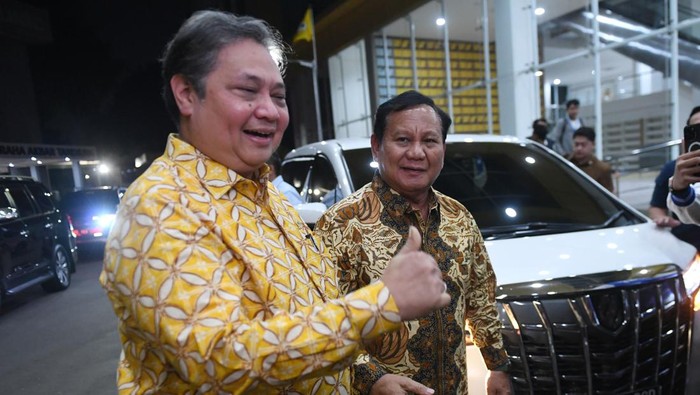 Ketua Umum Partai Gerindra Prabowo Subianto (tengah) bersama Ketua Umum Partai Golkar Airlangga Hartarto (kedua kiri), Ketua Umum PAN Zulkifli Hasan (kedua kanan), Ketua Umum PBB Yusril Ihza Mahendra (kanan),  dan Ketua Umum Partai Gelora Anis Matta (kiri) berjabat tangan saat melakukan pertemuan di DPP Partai Golkar, Jakarta, Kamis (14/9/2023). Pertemuan para ketua umum partai pengusung Prabowo Subianto sebagai calon presiden itu membahas program Koalisi Indonesia Maju jelang Pilpres 2024. ANTARA FOTO/Hafidz Mubarak A/tom.