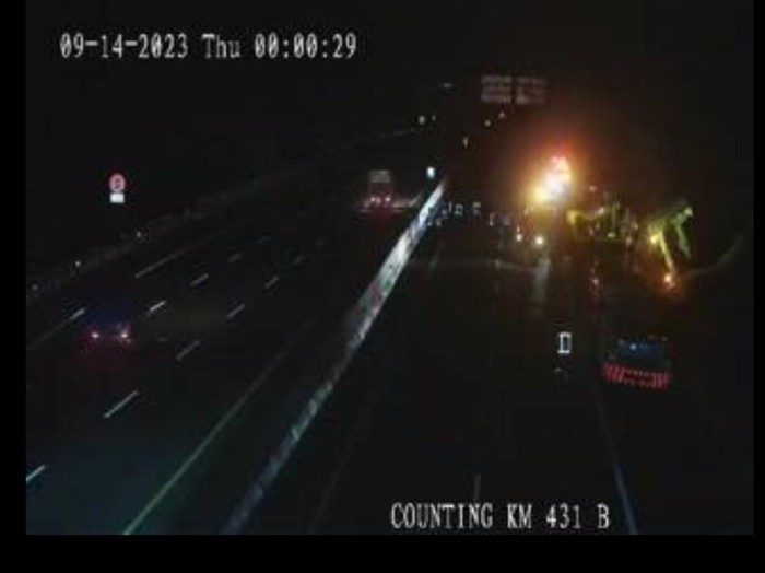 Petugas berusaha mengevakuasi truk dan bus yang terguling di Jalan Tol Semarang-Solo KM 431 B, Ungaran, Kabupaten Semarang, Kamis (14/9/2023) dini hari.