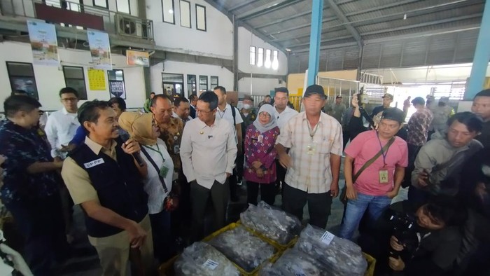 Pj Gubernur DKI Jakarta Heru Budi Hartono kunjungi tempat pelelangan kkan-rumah pangan UMKM Muara Angke, Jakut