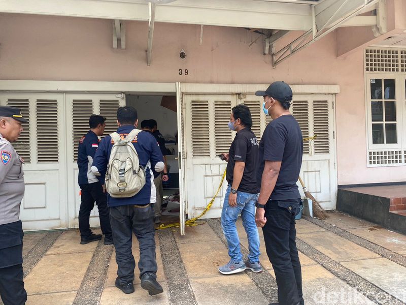 Polisi kembali melakukan olah TKP di rumah ibu dan anak yang meninggal sisa kerangka di Cinere, Depok.