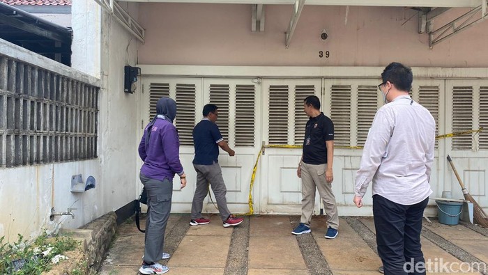 Polisi kembali melakukan olah TKP di rumah ibu dan anak yang meninggal sisa kerangka di Cinere, Depok.