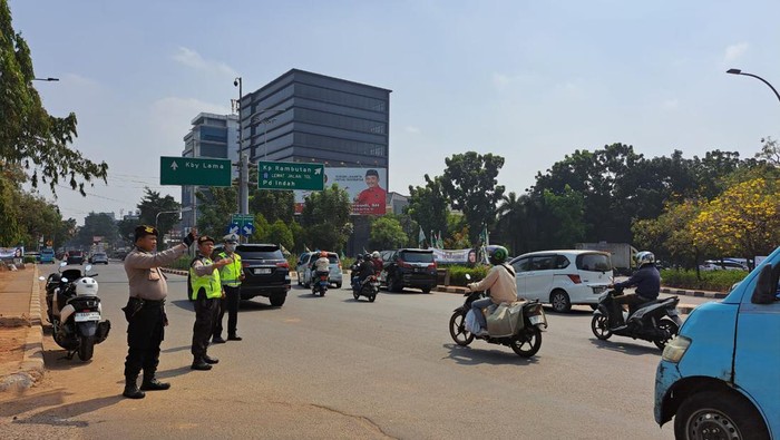 Polisi langsung menertibkan pemotor lawan arah di Kebayoran Lama, Jaksel.