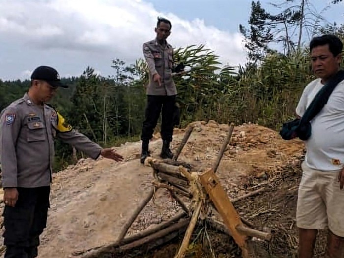 Polisi mengecek area tambang tanpa izin yang tewaskan warga