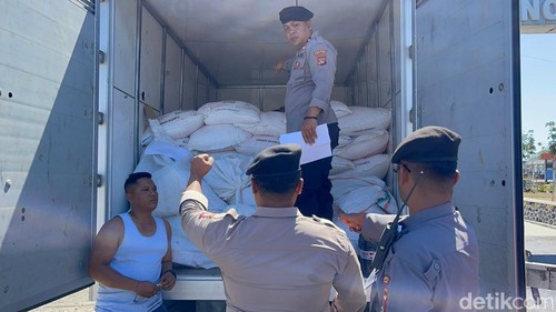 Polisi menggeledah mobil boks berisi pupuk subsidi yang hendak diselundupkan ke Lombok dari Sumbawa.