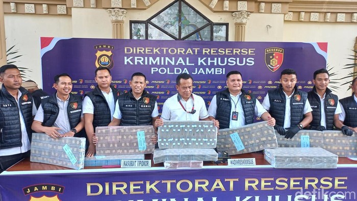 Polisi menunjukkan uang hasil korupsi pembangunan stasiun pandu yang dilakukan di PT Pelindo II Jambi